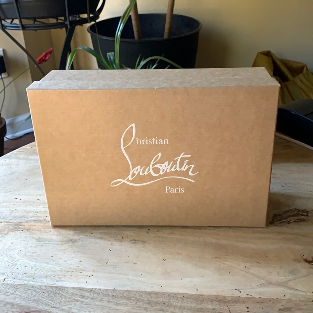CHRISTIAN LOUBOUTIN Shoebox w/Silkpaper -
